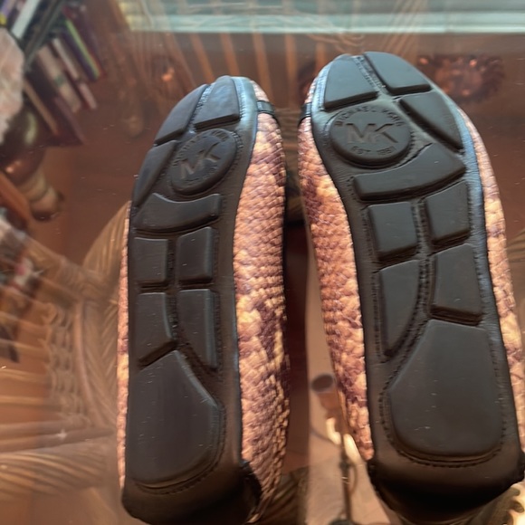 Size 8.5 Brand new only worn one time. Letter upper in mint condition MK. - Picture 4 of 8